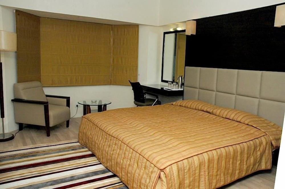 Monarch Luxur - Infantry Road Hotel Bengaluru Kültér fotó