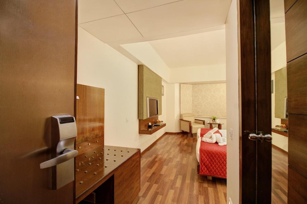 Monarch Luxur - Infantry Road Hotel Bengaluru Kültér fotó