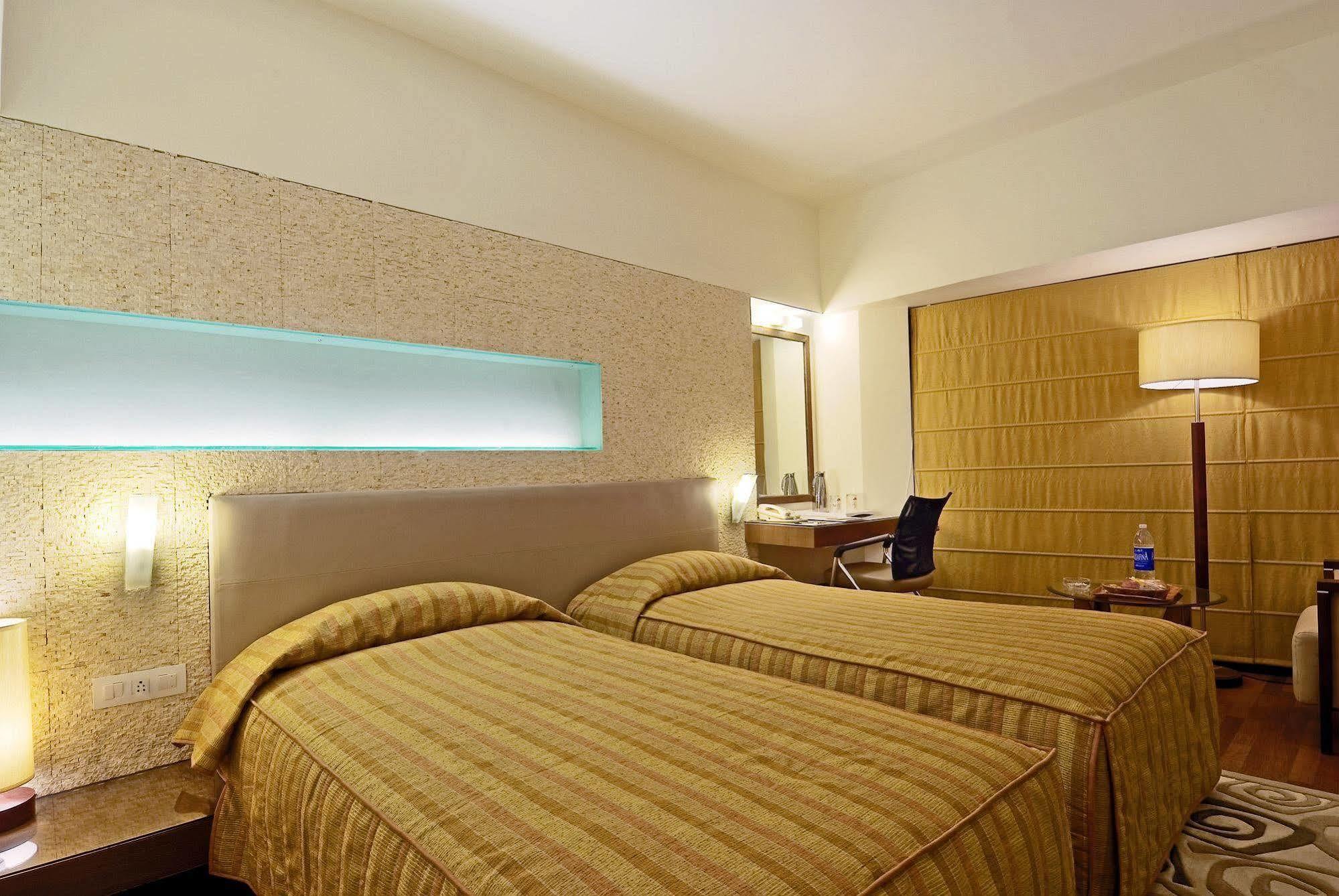 Monarch Luxur - Infantry Road Hotel Bengaluru Szoba fotó