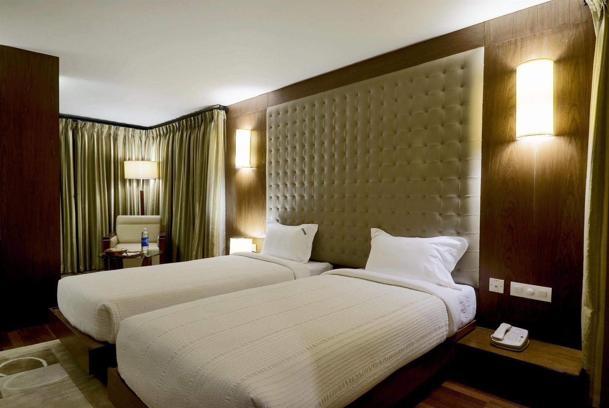 Monarch Luxur - Infantry Road Hotel Bengaluru Szoba fotó